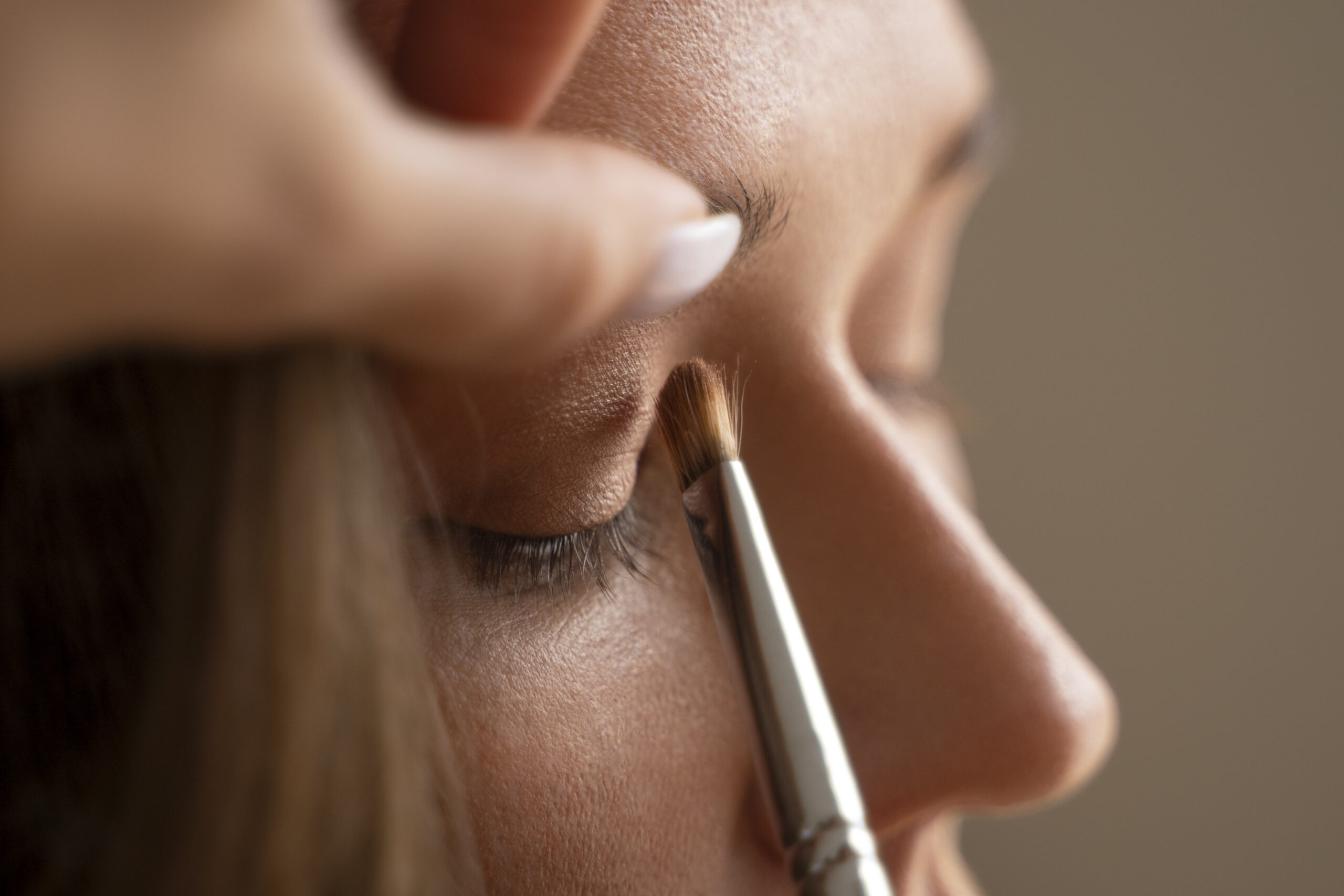 side-view-bride-getting-ready-wedding