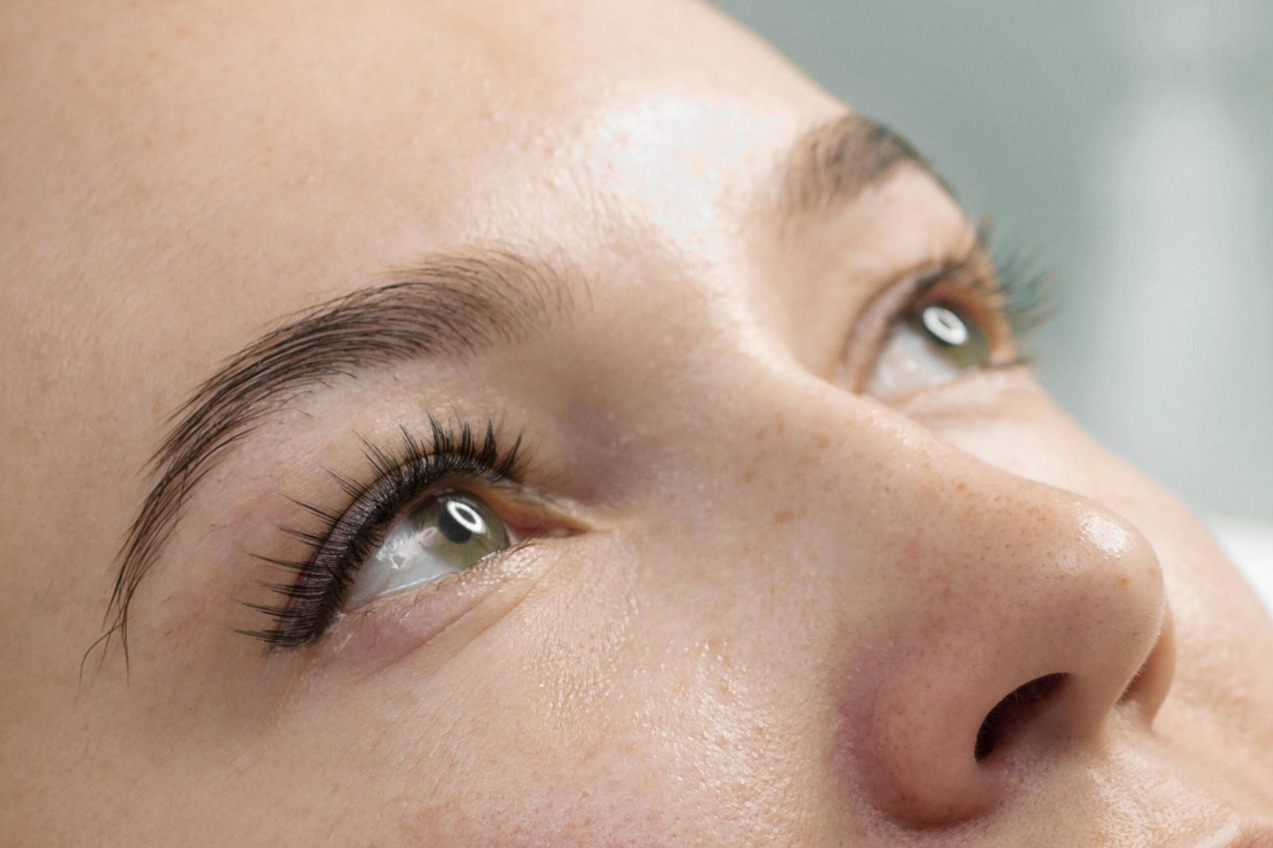 woman-with-eyelashes-extension-side-view